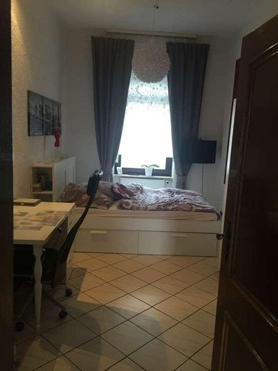 Großzügige Altbauwohnung mit Balkon und Option zur späteren Neuaufteilung – Arbeits- oder Kinderzimmer