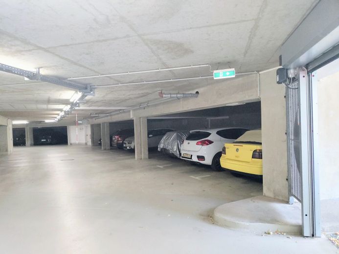 Commission-free | 3-room ground floor apartment, terrace & underground parking | Energy efficiency class B & district heating | Dresden commuter belt – Tiefgarage