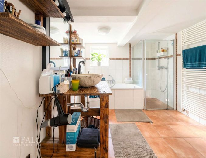 11 Zimmer, großer Garten und viel Potenzial - Haus mit Charakter – Badezimmer