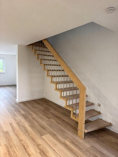 2026’da ilk kez oturuma hazır: Magdeburg’un güneyinde ikiz evin yarısı – bahçe, şömine, ısı pompası, 150 m², A+ – Diele mit Treppe