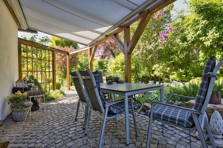 Pergola mit el. Markise