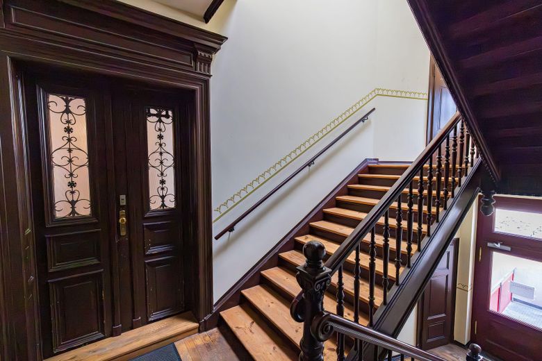 Listed monument-protected maisonette · 137m²· 70 m² roof terrace · elevator · vacant · Leipzig Zentrum-Nord – Wohnungseingang/ Treppenhaus