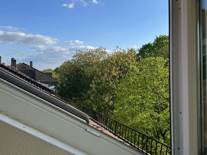 Attraktive DG-Wohnung -  Citylage im Grünen an Kuppelkirche, hohe Lebensqualität; von privat – Blick nach Süden über Dächer