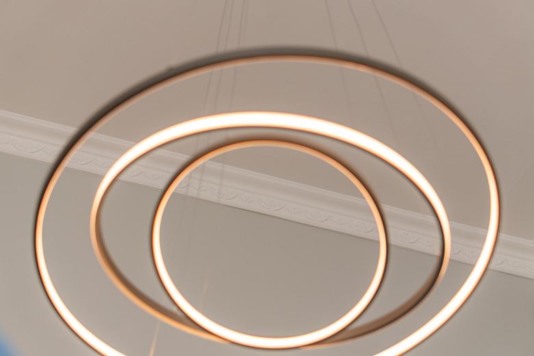 Recién reformado. Disponible para entrar y sin comisión. Lujo en un edificio antiguo en pleno centro de la ciudad. – Wohnzimmer Detail