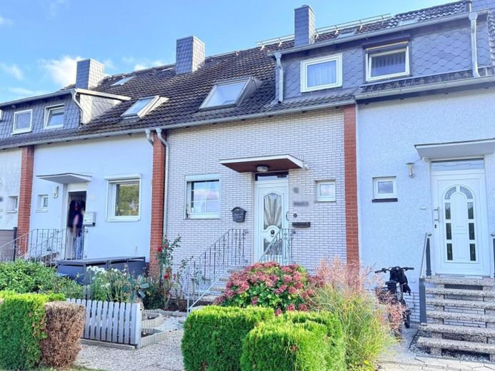 Maison mitoyenne centrale solide avec sous-sol et garage en bordure de champs, dans un quartier résidentiel de qualité à Seelze-Stadt – Photo 1