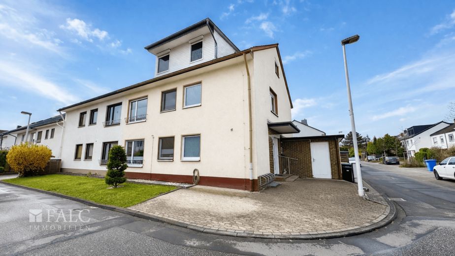 Großzügiges Einfamilienhaus mit Garten, Pool und flexiblen Nutzungsmöglichkeiten in ruhiger Wohnlage – Außenansicht vorne