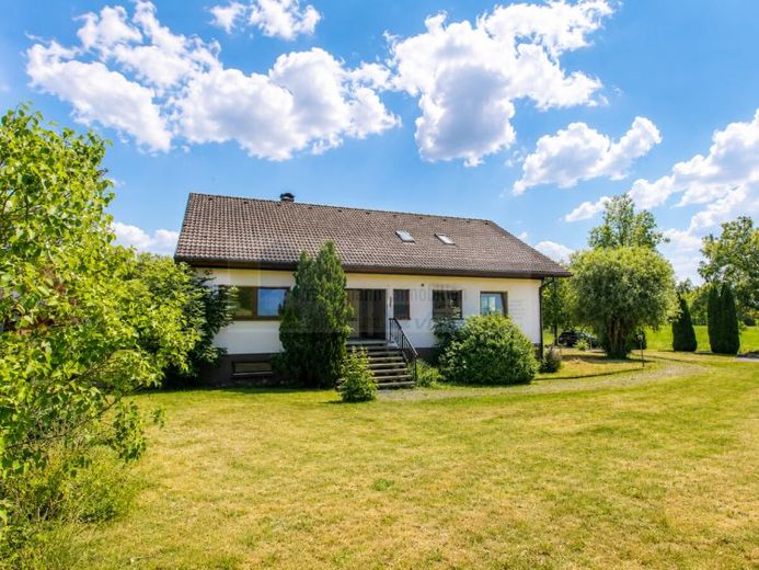 Viel Platz in Tuningen: Wohnhaus mit weitläufigem Grundstück, großer Südterrasse, sehr geräumiger Doppelgarage und zusätzlicher Nutzfläche – Foto 1
