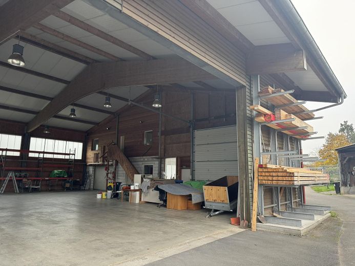 Halle mit Blick auf die Bürofl