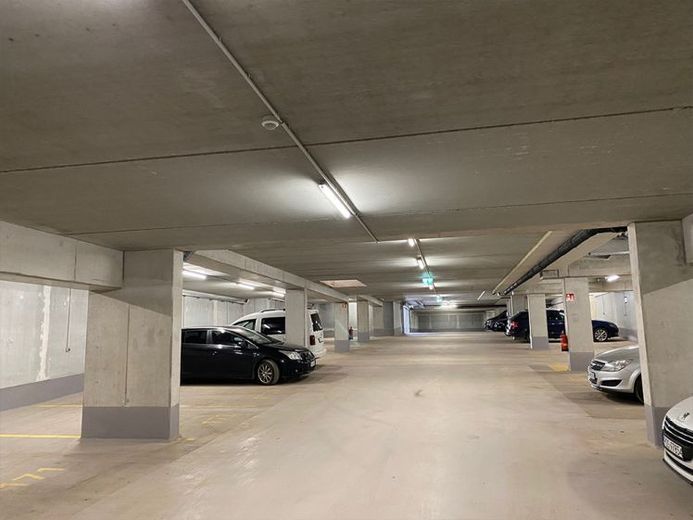 Tiefgaragen-Stellplatz Europaplatz 21/23 zu vermieten | mit E-Anschluss | vor dem Rolltor – Foto 1