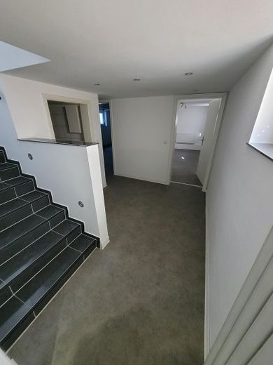 Moderno piso de 4 habitaciones (planta baja/sótano) con garaje propio en BS-Broitzem – Flur Untergschoss 1
