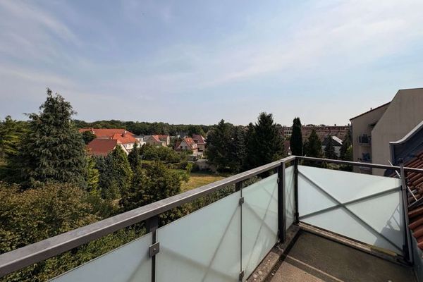 Habiter au-dessus des toits : appartement mansardé de 3 pièces avec balcon !