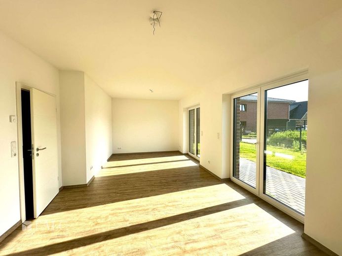 Neuwertige Doppelhaushälfte mit tollem Schnitt in Stade-Haddorf – Wohnzimmer EG