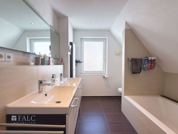 Viel Platz &amp; viele Möglichkeiten! Kernsaniertes Haus mit Ausbaureserve &amp; Top Energieeffizienz! – Badezimmer