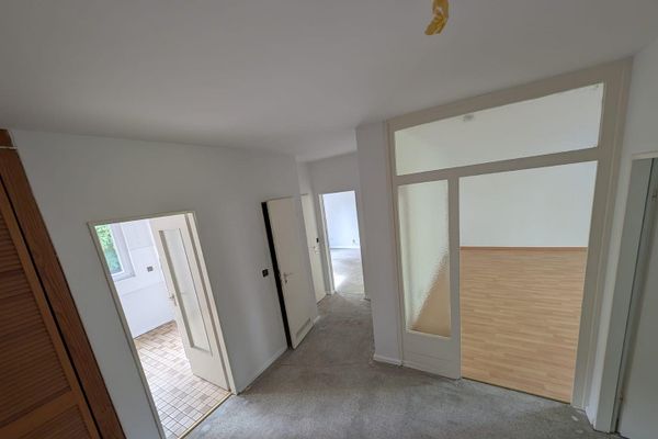 Available immediately in Berlin-Steglitz: Bright 3-room apartment with south-facing balcony + parking space + no agent’s commission