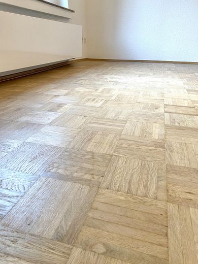 Helle 2-Zimmer-Erdgeschoss-Einliegerwohnung (60m2) – ALLES inklusive ab 15. Juli frei – Wohnzimmer Boden