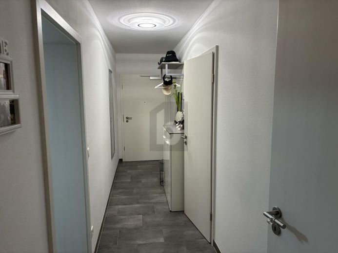 MODERN, ZENTRAL, NEUWERTIG, KÜCHE UND PARKPLATZ – Foto 1