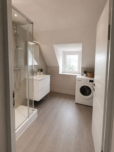 Gemütliche 3-Zimmer-Wohnung (100m²) mit Wohnküche und tollem Ausblick – Bad (visualisiert)