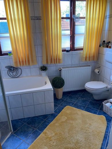 BZ mit Dusche und Badewanne