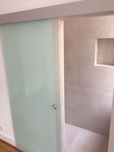 Le charme de l’ancien rencontre la modernité – élégant appartement de 2 pièces avec balcon sur la Berger Straße – Zugang Dusche