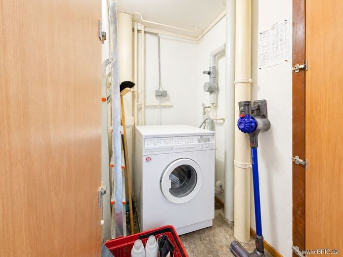 bezugsfrei hell ruhig Balkon: 2-Zi.-Whg im Hochparterre – Hauswirtschaftsraum
