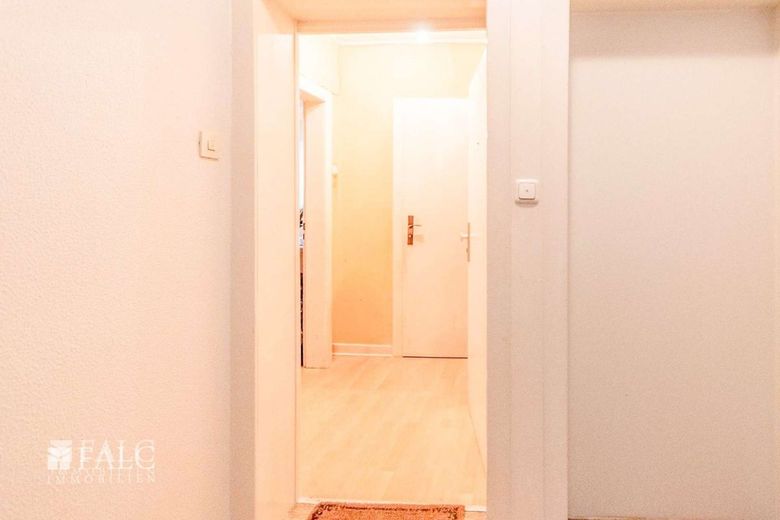 "Einziehen oder investieren - Raum für neue Möglichkeiten" – Wohnungseingang
