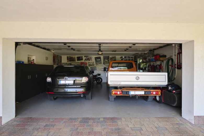 Großzügiges Einfamilienhaus auf traumhaft schönem Grundstück – Garage