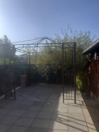 Gartenterrasse mit Pavillon