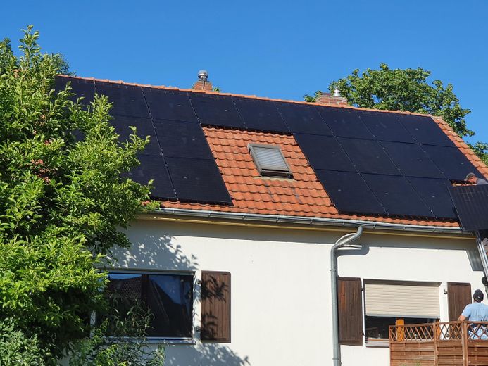 Freistehendes Einfamilienhaus mit Photovoltaikanlage auf sonnigem Grundstück in Berlin-Wittenau – Satteldach mit Solar