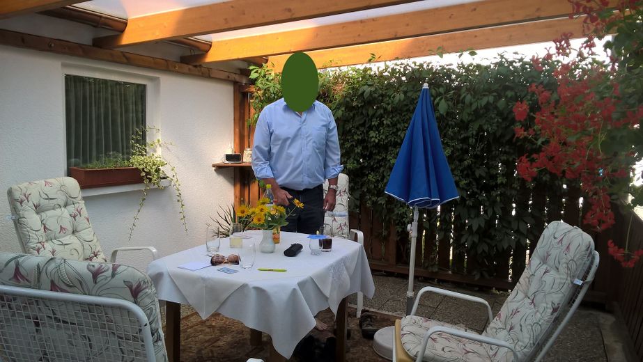 Freistehendes Einfamilienhaus mit großzügigem Garten und Garagenhaus – Pergola