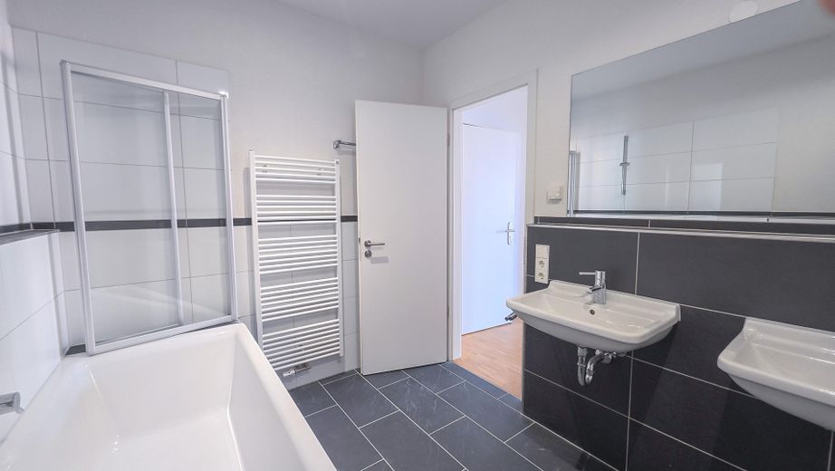 Hochwertig sanierte 2-Zimmer-Wohnung im historischen Ensemble - Seenähe, Balkon & Aufzug – Wohnung A09 - Badezimmer 4