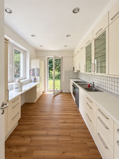 Spacious garden apartment with an exceptional living area, terrace, and direct views of greenery – Küche