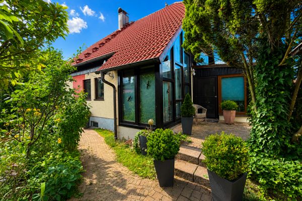 Abitare con stile e spazio per la famiglia – casa unifamiliare ben tenuta con ampio terreno