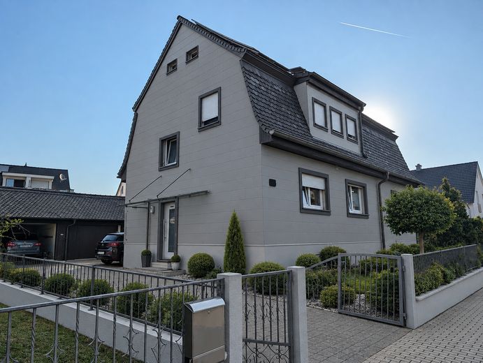 Casa bifamiliare centrale, ampio giardino consolidato, garage doppio, impianto fotovoltaico, senza provvigione – Ansicht Haus Süd-West KI