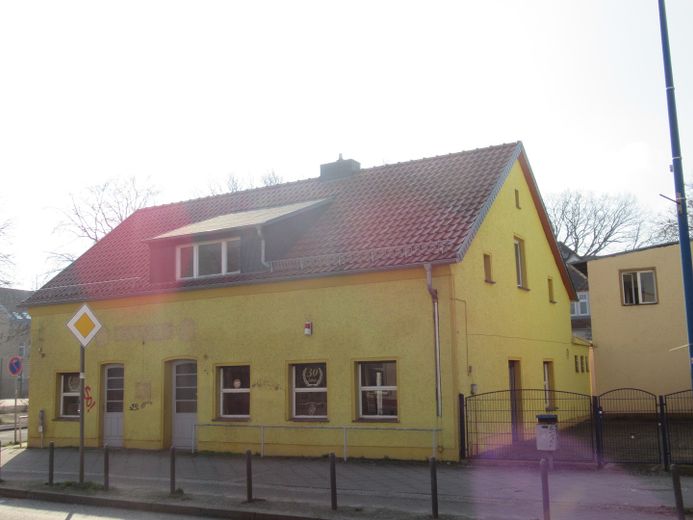 2 Häuser auf einem Grundstück Zentrum EFH Gewerbe 5 Garagen Halle privat – Straßenfront