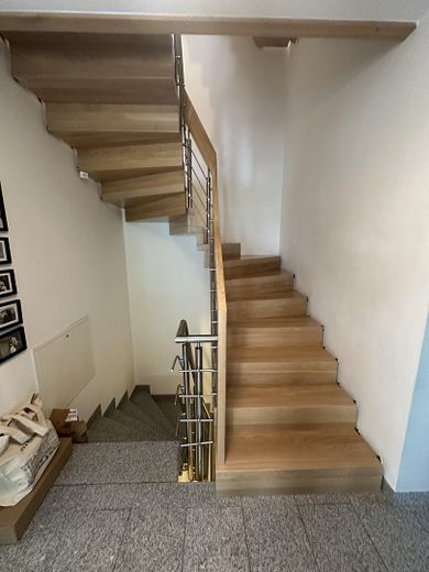 Near Simmerleinplatz: As-new, bright XXL semi-detached house, upscale features, KFW70 standard, with fitted kitchen – EG Treppenhaus