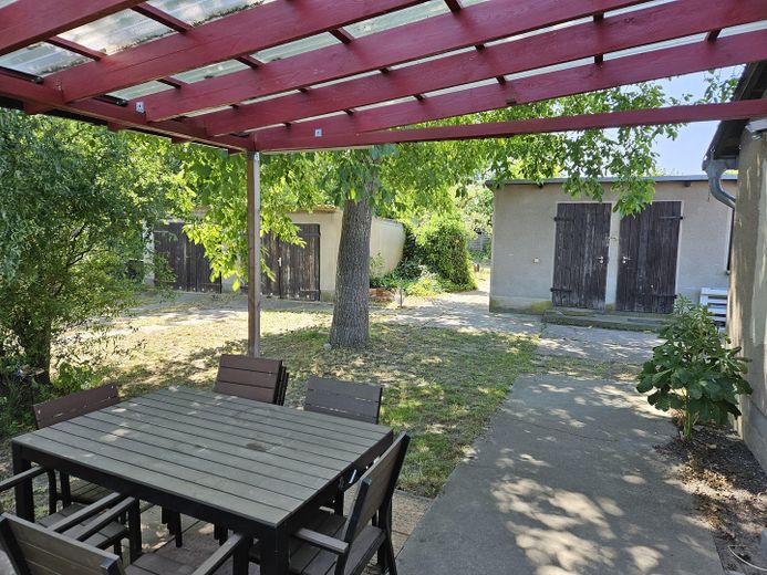 Provisionsfreie Doppelhaushälfte auf großem Grundstück mit viel Potential – Blick zur Garage