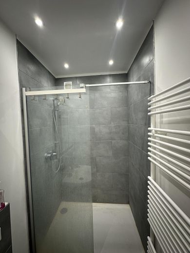 Bett in möbliertem WG-Zimmer in renovierter 4er-WG mit Balkon in Lichtenhof! – Badezimmer