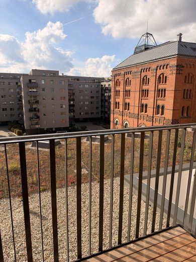 Erstbezug in Friedrichshain | hochwertiges 1-Zimmer-Studio mit Einbauküche & Balkon – Blick vom Balkon