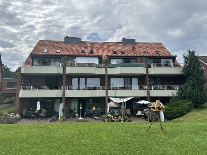 Blick vom Rasen auf die Apartm