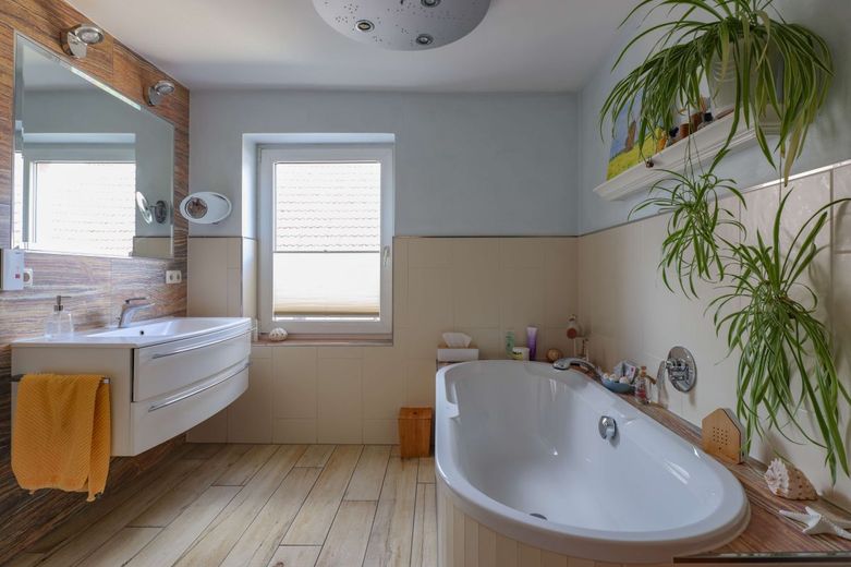 Wunderschöner Vierseitenhof im Bestzustand – Badezimmer 1.OG