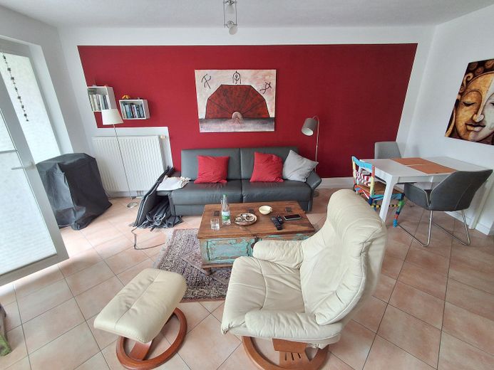 Wunderschöne 2-Zimmer-Wohnung in Top-Lage von Scharbeutz in unmittelbarer Strandnähe zu verkaufen – Wohnzimmer Couch