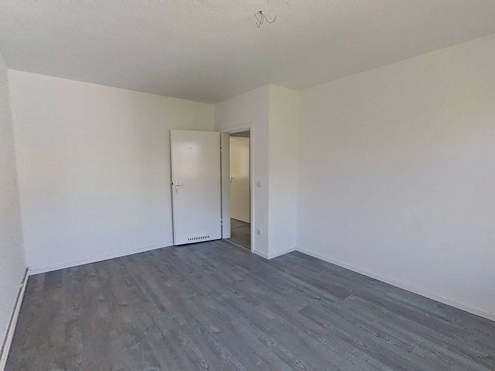 **FRISCH RENOVIERT** Helle 3-Zimmer-Wohnung mit BALKON und modernem Wannenbad – Ansicht II: Schlafzimmer I