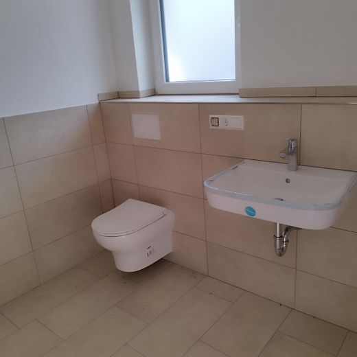 2-Zimmer-Erstbezug im Holzmassivhaus – mit Balkon & hochwertige Ausstattung – Bad 