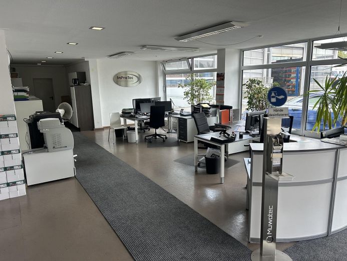 Vielseitig nutzbare Gewerbeeinheit mit Verwaltung und großer Freifläche in Illertissen zu mieten – Empfang/Büro