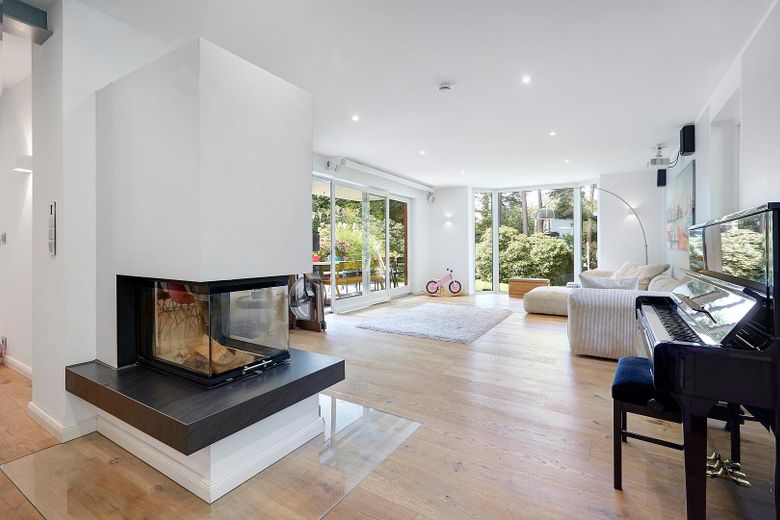 Ampliada en 2026: casa familiar de 298 m² en una parcela de 1.786 m² en Hamburg-Rissen | sin comisión – Wohnbereich Kamin Gartenblick