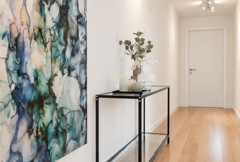 Bezugsfreie, renovierte 2-Zimmer-Wohnung mit Balkon und offener Wohnküche – Flur
