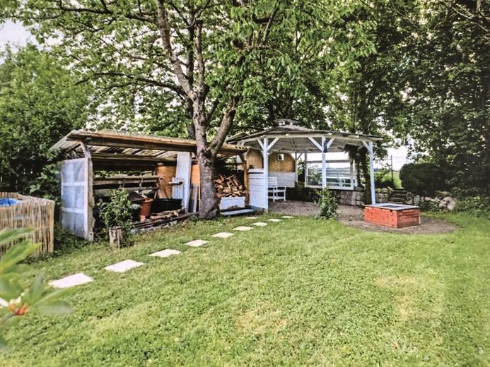 Gartenmit Pavillon