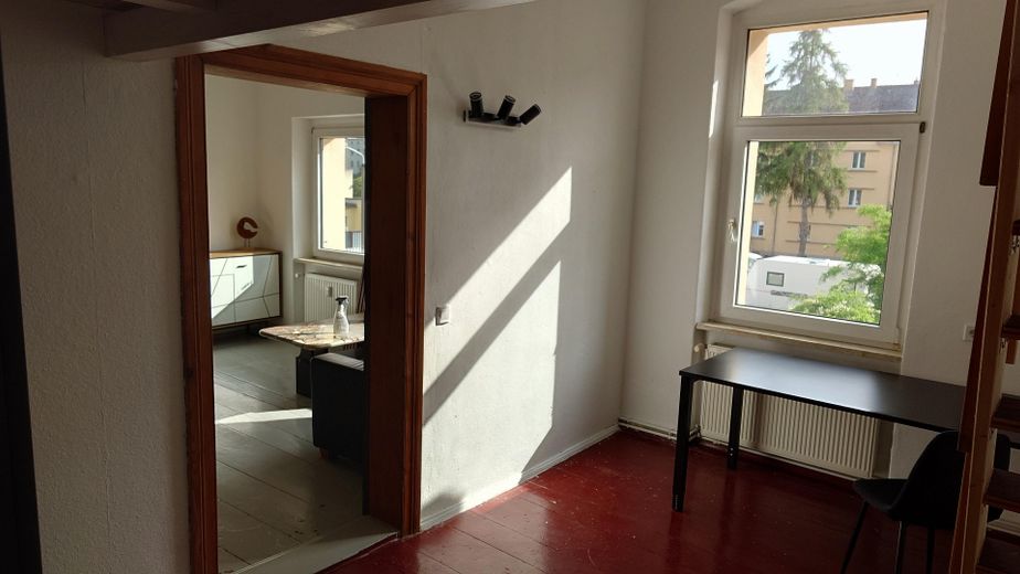 3-Zimmer-Wohnung an der THB: Kamin, Mieterstrom & Garten – großes Zimmer