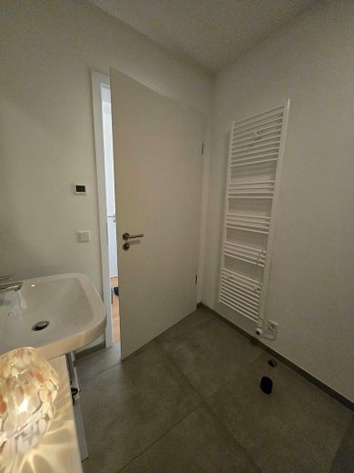 Stillvolle 4-Zimmer EG Neubauwohnung KFW 40 (Wärmep.+PV) mit Terrasse, Garten, Parkplatz – Heizleiter mit Timerfunktion