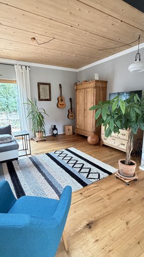 Maison de caractère personnalisée : maison jumelée claire et haut de gamme à Bittenfeld, KfW 55 – Wohnzimmer
